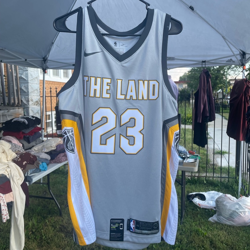 Cleveland Cavaliers Jersey - Picture 2 of 6